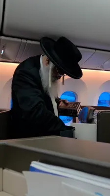 כ"ק אדמו"ר מדושינסקיא שליט"א ווערט באמערקט אויפן ערעפלאן 