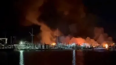א ריזיגע שריפה ביי א יאכט קלאב אין מאסאטשוסעטס פארניכטעט טייערע לוקסוס שיפן.