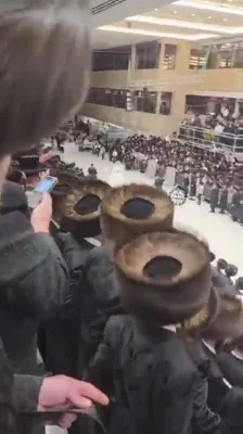 מצוה טאנץ פון כ"ק אדמו"ר מבאיאן שליט"א ביים חתונה פון א אייניקל נעכטן אין ירושלים 