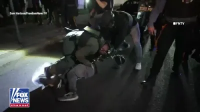 ווילדע געלעג אויסגעבראכן אינדרויסן פון די ICE דעטענשאן צענטער אין נוארק, וואס האט זיך געענדיגט ווען א פראטעסטירער איז אראפגעדרוקט געווארן דורך די סטעיט פאליציי.