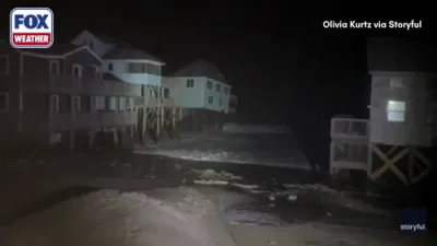 א דראמאטישע ווידיאו צייגט ווי א ביעטש הויז אין נארט קאראליינע קראכט איין און פאלט אריין אינעם אטלאנטיק אקעאן.