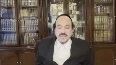 א הערליכע מעשה "בזכות די קבלה נישט צו רעדן מיט די תפילין, האט ער געפונען די פארלוירענע תפילין" - דורך הרב אליהו שווארץ ביים שיעור עמוד היומי 'דרשו' מסכת יומא דף יט ע"א