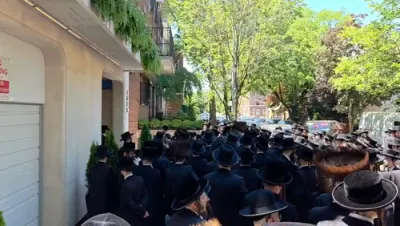 מעמד כתיבת האותיות און תהלוכת הספר תורה אינעם ספר תורה וואס ווערט אריינגעגעבן דורך הנגיד ר' ליפא פריעדמאן הי"ו,* צום בנין הת"ת בנין ליפא פריעדמאן שע"י מוסדות סאטמאר אין בארא פארק