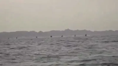 די איראנער רעוואלוציאנערע גווארדיע האט פארעפנטליכט פרישע ווידעא דאקומענטאציע פון זייערע ספיד-באוטס אינעם הארמוז דורכגאס.