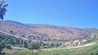 אינמיטן די יעצטיגע אנגעצויגענע שפאנונג, האט א חיזבאללה מיסל געלאנדעט אין אן אפענעם שטח אין צפון מדינת ישראל.