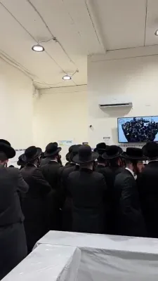 חסידי קארלין האלטן מיט פון דערווייטנס די נסיעה קיין אוקריינא בראשות כ"ק אדמו"ר מקארלין שליט"א 