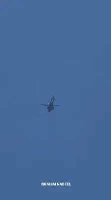 א מדינת ישראל'דיגע "אפאטשי" העליקאפטער (AH-64) בשעת'ן דורכפירן אקציעס קעגן כאמאס צילן אינעם מערב זייט פון עזה סיטי.