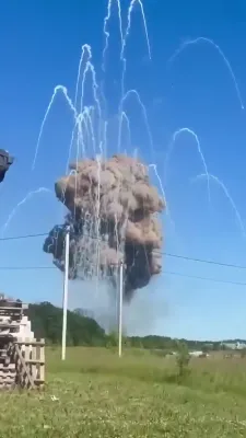 ווידעא דאקומענטאציע צייגט א שרעקליכע מאסיווע אויפרייס ביי א רוסישע מיליטערישע סטארעדזש אין א גרעניץ ראיאן.