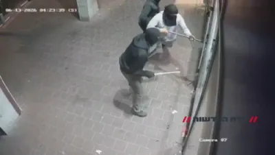 בני ברק: די באקאנטע "הצורפים" צירונג געשעפט אין גן וארשא איז בארויבט געווארן דורך פארמאסקירטע גנבים אום שבת קודש פארטאגס; דאס געשעפט איז אויפגעבראכן געווארן מיט געוואלד.
