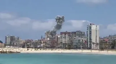 דראמאטישע ווידעא צייגט ווי צה"ל קרעפטן באמבארדירן די שטאט צור אין לבנון.