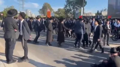 די הפגנות קעגן די גזירת הגיוס האבן זיך דראסטיש פארשטארקט, אפשפארנדיג די באוועגונג ביים געהא-זשאבאטינסקי אינטערסעקשן, באריכטן איבער גראנאטן און רויך וואס פילט אן די שאסייען.