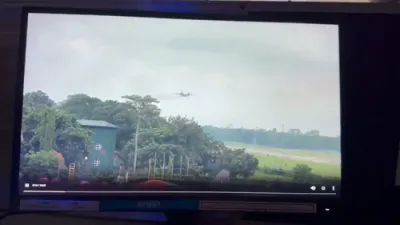 סעקיוריטי קאמעראס האבן אויפגעכאפט די שוידערליכע מאמענטן ווען א טראנספארט פליגער פון די אינדיאנער עיר פארס האט אראפגעקראכט צום גראונד אין דזשורהאט, וואס האט  געקאסט דאס לעבן פון פינף קרבנות.