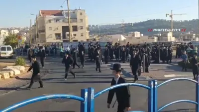 בית שמש: אידן פראטעסטירן קעגן דעם וואס מ'האלט ווייטער אונטער ארעסט די וואס האבן זיך באטייליגט ביי די סאלבערג פראטעסט.