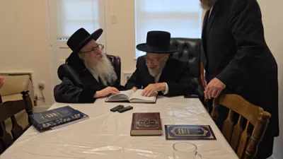 כ"ק אדמו"ר מצאנז קלויזנבורג שליט"א בביקור אצל כ"ק אדמו"ר מליסקא שליט"א