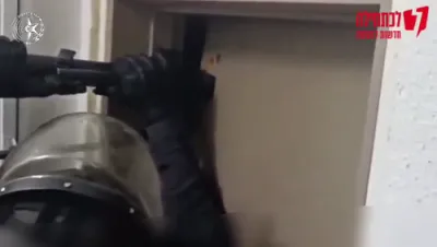 די פאליציי אין מדינת ישראל האנדלט מיט א שטרענגע האנט קעגן חרדישע פראטעסטירער נאך אן אטאקע אויף א פאליציי סטאנציע; כוחות פאלן איבער הייזער אין בית שמש.