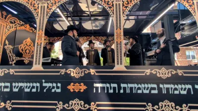 נועם כאר זינגט הערליך ביים הכנסת ספר תורה אריינגעגעבן דורך ר' ליפא פריעדמאן 
