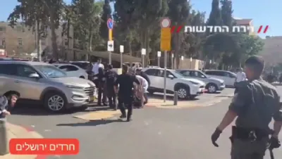 די ציוניסטישע פאליציי נוצט גראנאטן ביי א הפגנה אין ירושלים.