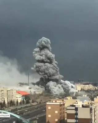 א מאסיווער רויך האט ארומגענומען טעהראן, ווען ווידעאוס צייגן די שרעקליכע חורבנות נאך די מדינת ישראל אטאקעס אויף איראן.