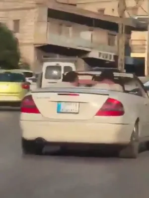 א ווידיאו וואס פארט ארום כאפט אויף א מאדנע גאסן געשלעג צפון פון ביירוט אינמיטן א שווערע טראפיק 😲.