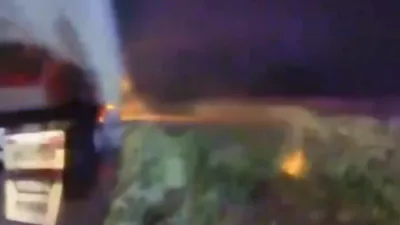 כמעט לעבעדיגערהייט אפגעבראטן געווארן: טעקסאס טרופערס ראטעווען 39 מיגראנטן פון א ברענענדיגע טרעילער ביי א שמוגלן איבערפאל