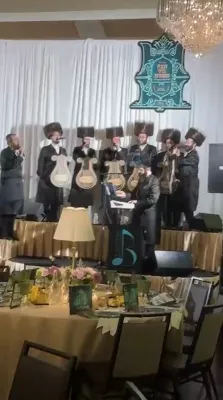 כ"ק אדמו"ר מסקווירא שליט"א ביים חנוכת הבית פון מוסדות סקווירא אין מאנטריאל נאכן זיך אויפשטעלן פון שבעה ע"פ אחותו הרבנית מראחמסטריווקא ע"ה צוזאמען מיט א שבע ברכות לנכדו