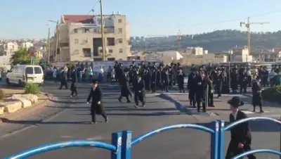 מאסן ארעסטן אין בית שמש: 52 חרדי'שע אידן ווארטן אויף פארהאנדלונגען איבער זייער ארעסט, נאכדעם וואס זיי האבן פראטעסטירט ביי די וואוינונג פונעם ריכטער סאלבערג.
