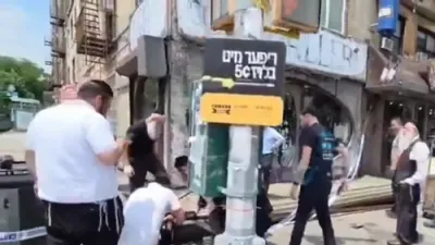 נייעס אין בארא פארק: א סטאר-געיט אויף די 13'טע עוועניו איז פלוצלונג אראפגעפאלן, און האט אויסגעמיטן די דורכגייער וואס זענען דארט געשטאנען. ברוך השם אז קיין שום פארוואונדעטע זענען נישט באריכט געווארן.