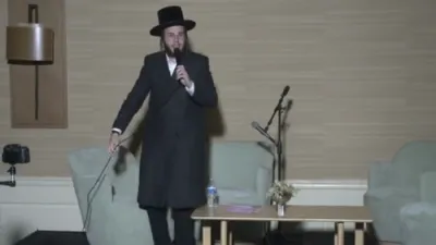 פנחס לייפער פאנעל צווישן א קידני געבער און באקומער
