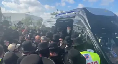 כ"ק אדמו"ר מגור שליט"א ביים אנקומען צום פראטעסט קעגן גזירת הגיוס 
