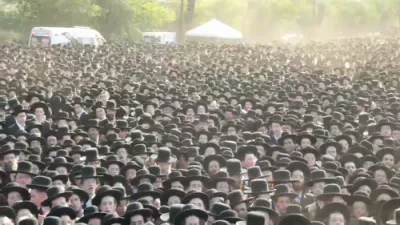 טויזענטער חסידי גור פאראייניגט קעגן די גזירת הגיוס בראשות רבם כ"ק אדמו"ר מגור שליט"א 