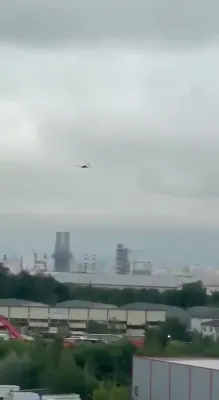 דראמאטישע דאקומענטאציע: רוסישע לופט פארטיידיגונג שיסט אראפ אן אוקריינישע דראון העכער א מאסקעווע אויל רעפיינעריי.