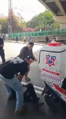 ווידיאוס ווי ציוניסטישע פאליציי פייניגן א בחור ביי א פראטעסט