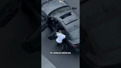 באוואפנטער פארשוין קראכט אריין אין קארס און לאזט איבער א 4-יעריג קינד אויף די גאס 