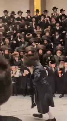 כ"ק אדמו"ר מתולדות צבי ספינקא שליט"א טאנצט מצוה טאנץ ביי א חתונה פון א אייניקל