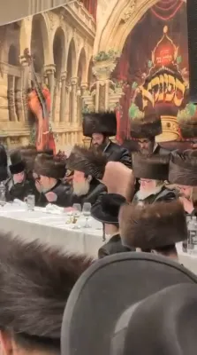 כ"ק אדמו"ר מתולדות צבי ספינקא שליט"א טאנצט מצוה טאנץ ביי א חתונה פון א אייניקל