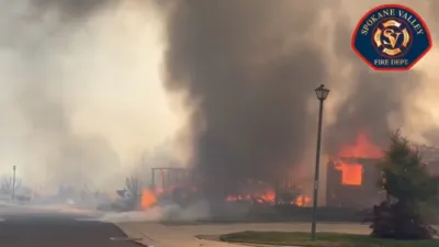 טויזנטער עוואקואירט בשעת א שרעקליכע פייער "אפ-ריווער" פארניכטעט הייזער; מעגליכע טויט-פאל ווערט אויסגעפארשט.