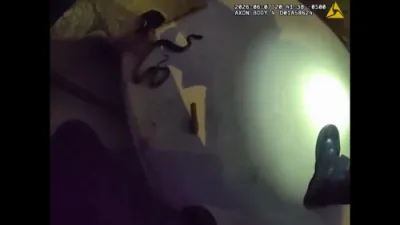 א ווידעא וואס פארט ארום אויף די גרופעס כאפט אויף א טעקסאס אפיציר וואס ווייזט ארויס אייזערנע נערוון, ווען ער כאפט א שלאנג מיט בלויזע הענט.