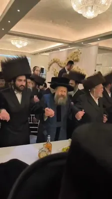 כ"ק אדמו"ר מבאבוב 45 שליט"א ביים חתונה פון א קינד פון ר' בן ציון גאלדשטיין  אין לאנדאן