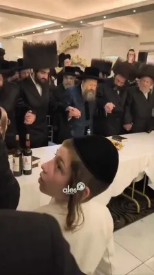 כ"ק אדמו"ר מבאבוב 45 שליט"א ביים חתונה פון א קינד פון ר' בן ציון גאלדשטיין  אין לאנדאן