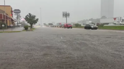 כאאס אויף די גאסן אין טעקסאס: דרייווערס שטעלן זיך איין דורכצופארן די ווילדע פארפלייצונג