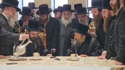 כ"ק אדמו"ר מבאבוב 45 שליט"א באזוכט ביי כ"ק אדמו"ר מסאדיגטרא לאנדאן שליט"א 