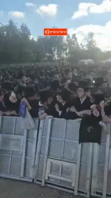 טויזענטער חסידי גור פראטעסטירן ביי כלא 10 קעגן גזירת הגיוס 