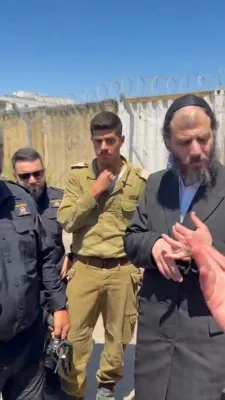 טויזענטער חסידי גור פראטעסטירן ביי כלא 10 קעגן גזירת הגיוס 