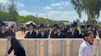 טויזענטער חסידי גור פראטעסטירן ביי כלא 10 קעגן גזירת הגיוס 