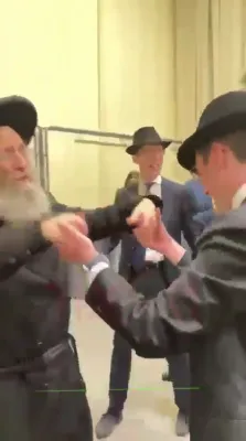 הרה"צ רבי אלימלך בידערמאן שליט"א טאנצט ביי א חתונה פון א תלמיד