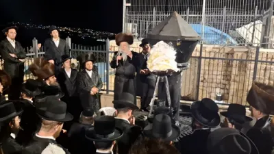 אב"ד לימינוב שליט"א שבת מיט תלמידי ישיבת עמק התורה ירושלים בהדלקה רבתי על גג הציון הק' במירון