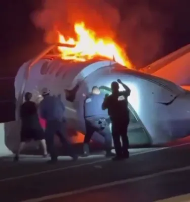 דראמאטישע עמערדזשענסי: רעטונגס כוחות יאגן זיך ארויסצוהעלפן די פאסאזשירן פון א געקראכטע פליגער אין קאליפארניע 