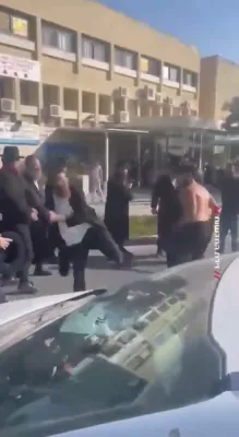 הונדערטער גערער חסידים פראטעסטירן אין ערד, ברענגענדיג די טראפיק צו א פולשטענדיגן אפשטעל