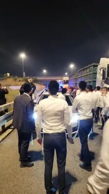 הפגנה ביי א הייוועי אין אשדוד נאכן פרובירן צו ארעסטירן א בחור