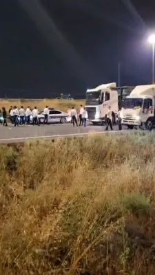 הפגנה ביי א הייוועי אין אשדוד נאכן פרובירן צו ארעסטירן א בחור